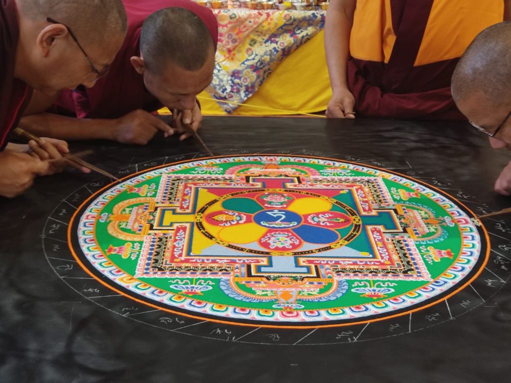 Creación de Mandala: Artivismo Silencioso con Monjes del Tíbet